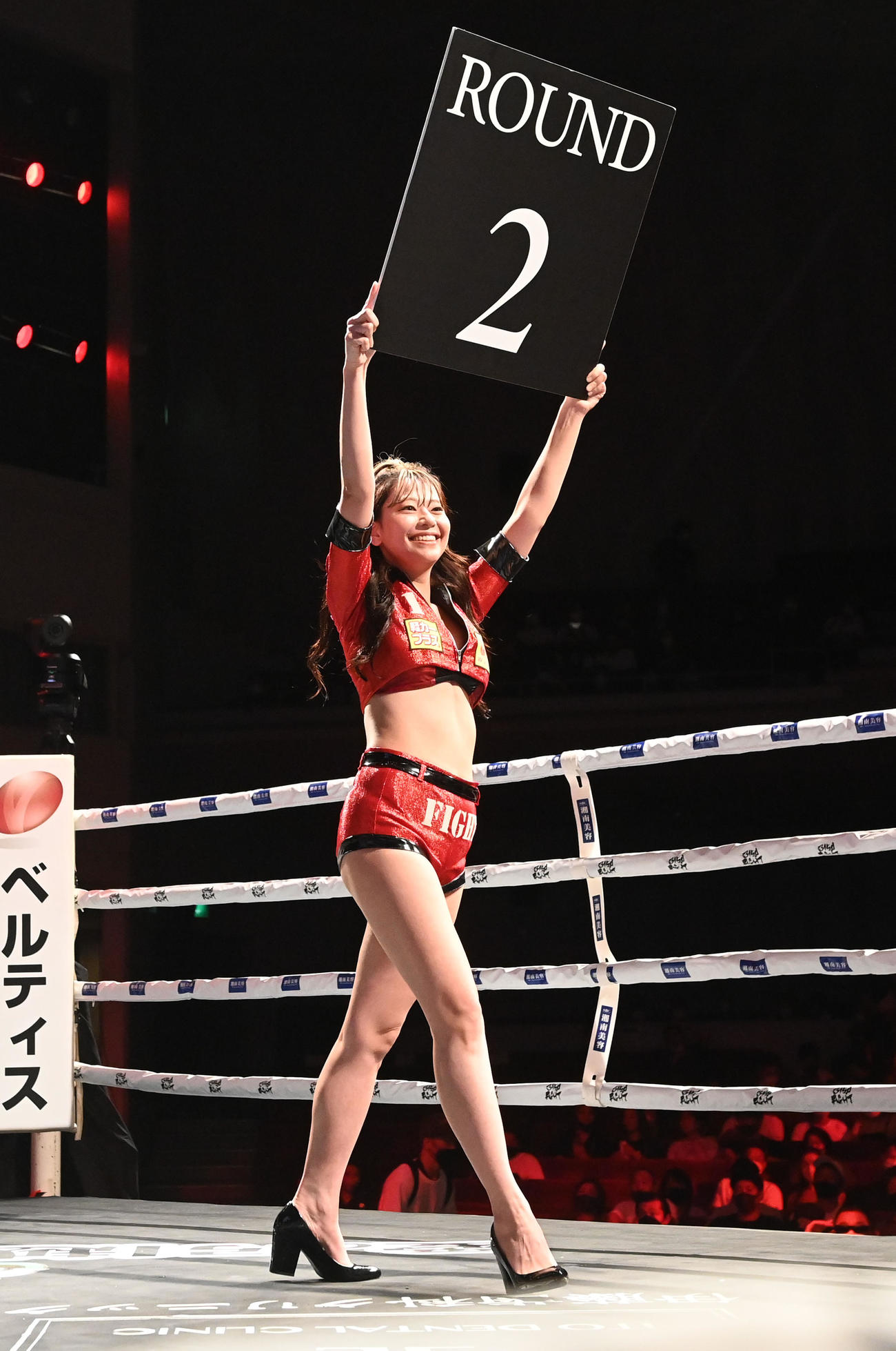 3150FIGHT SURVIVAL　ラウンドガールの礒部希帆（撮影・前岡正明）
