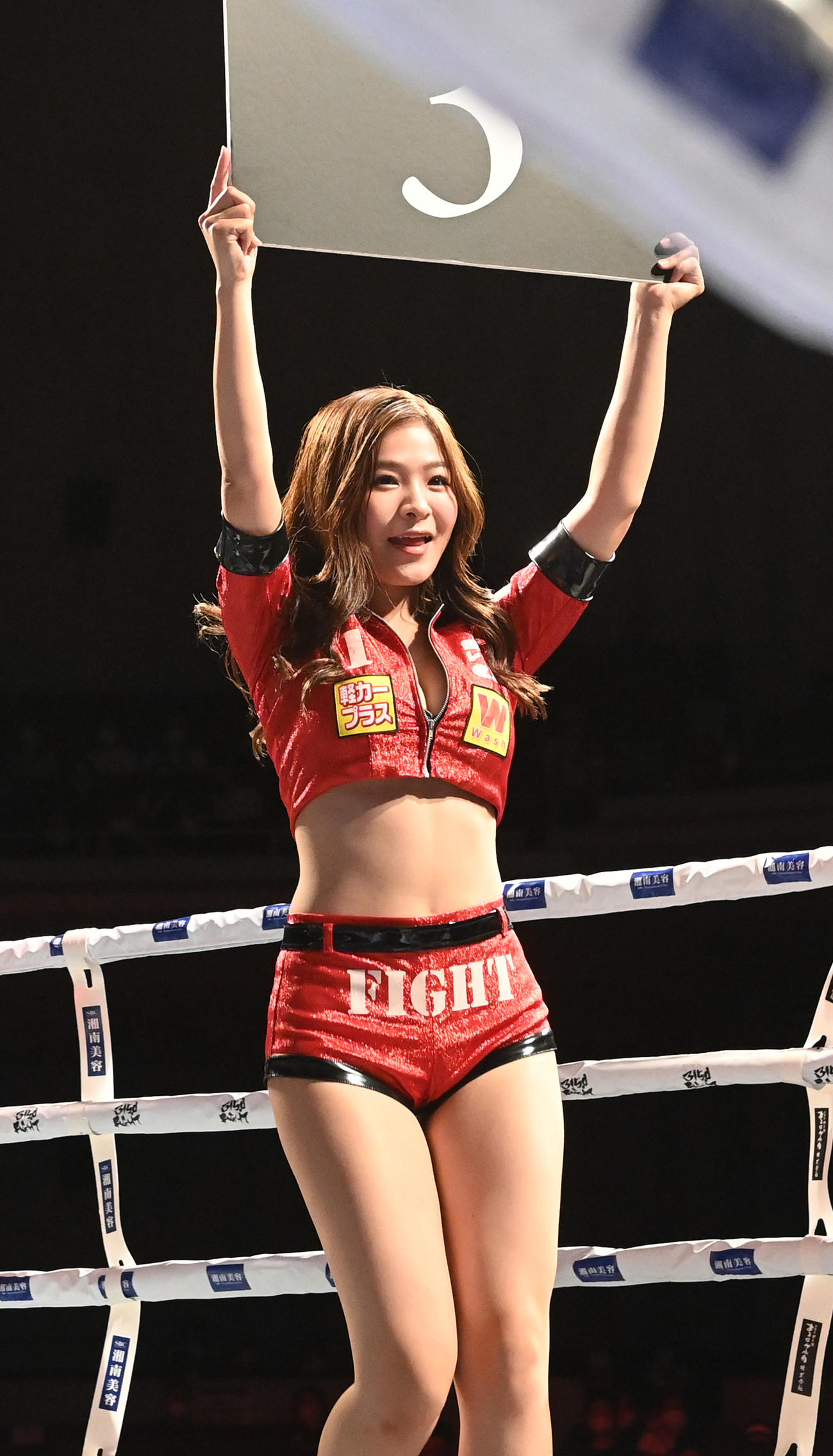3150FIGHT SURVIVAL　ラウンドガールの西野咲（撮影・前岡正明）