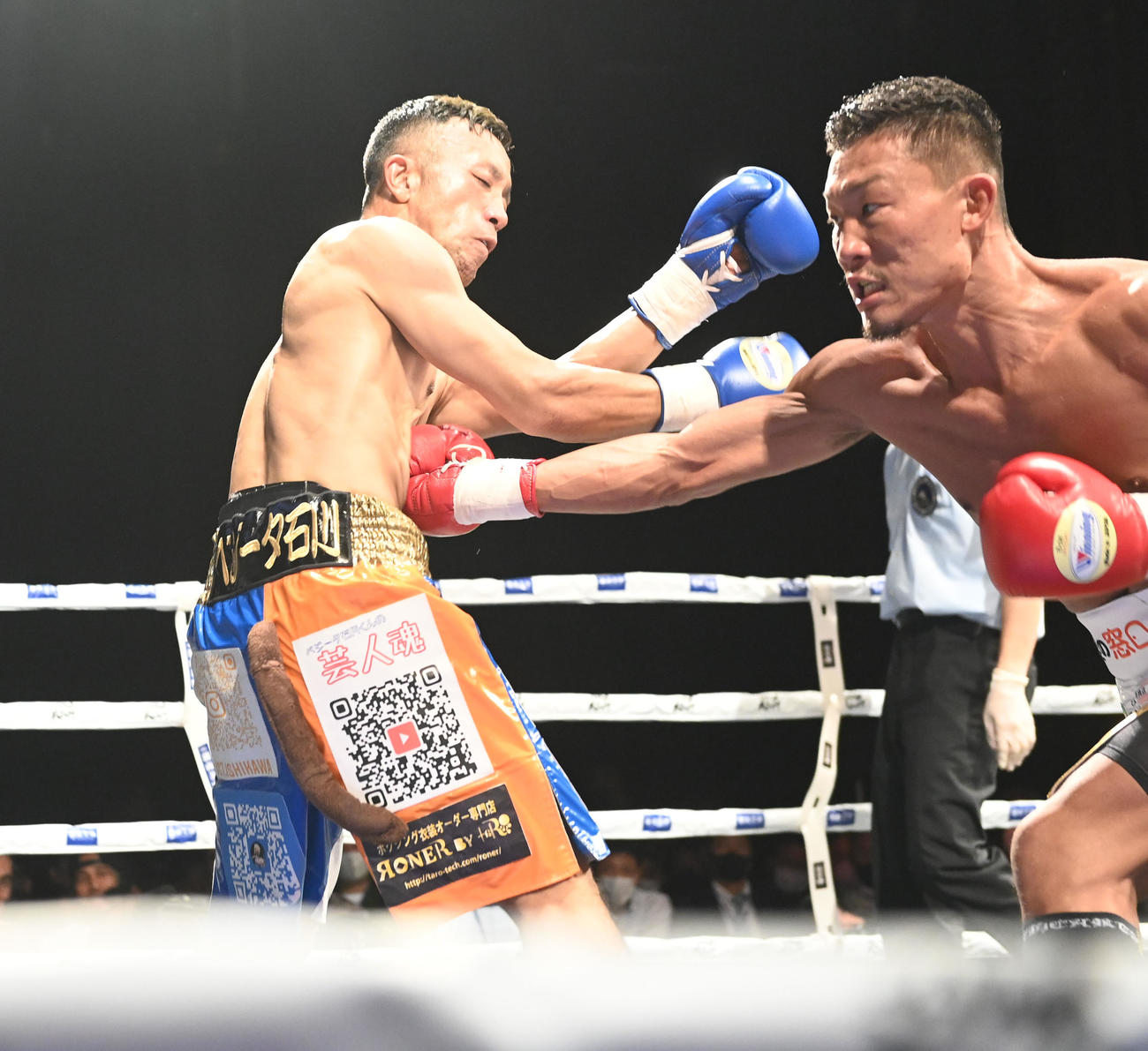 62・0キロ契約4回戦　1回、ベジータ石川（左）に右ボディを放つ福重（撮影・前岡正明）