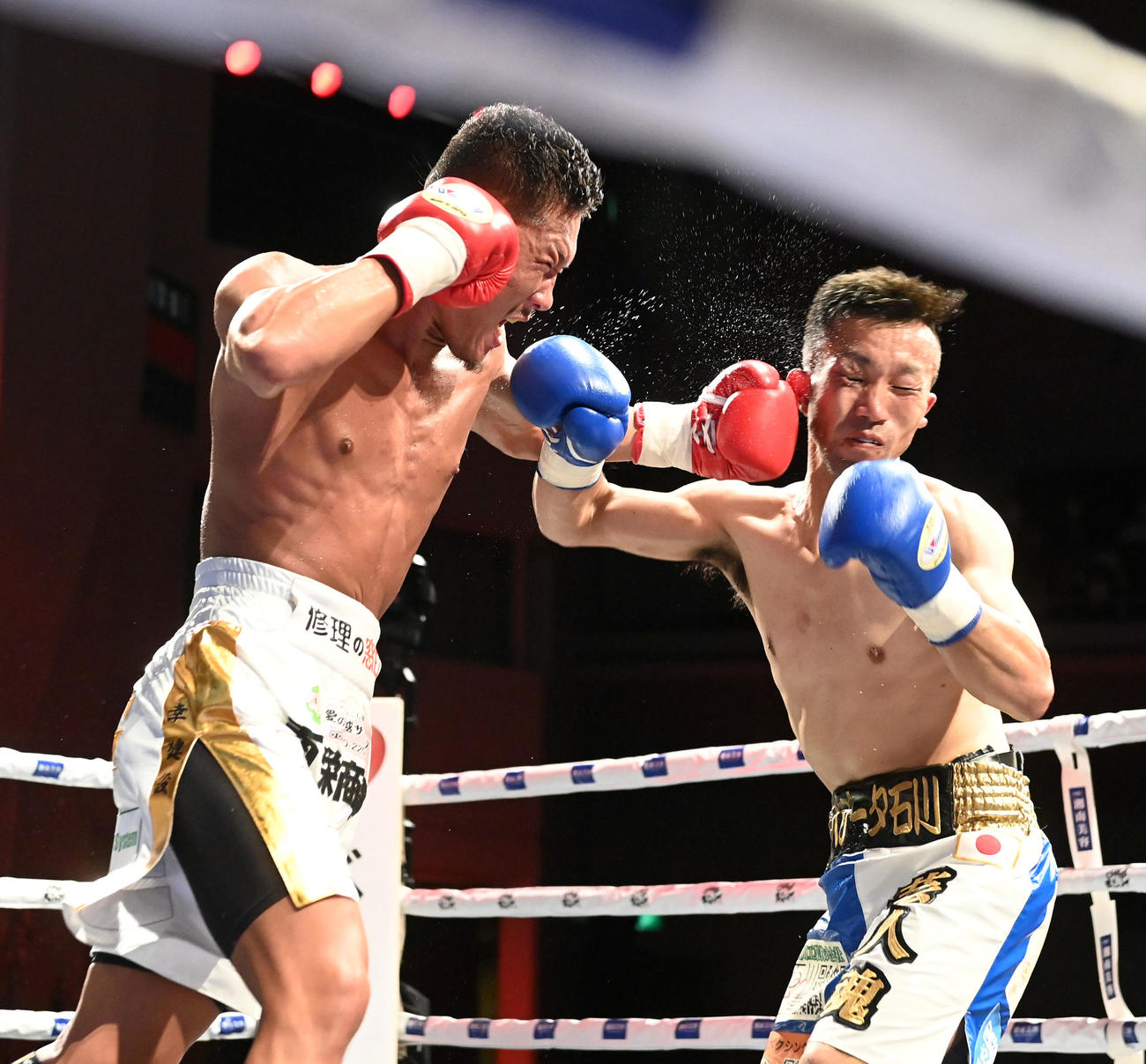 62・0キロ契約4回戦　1回、ベジータ石川（右）に左を放つ福重（撮影・前岡正明）