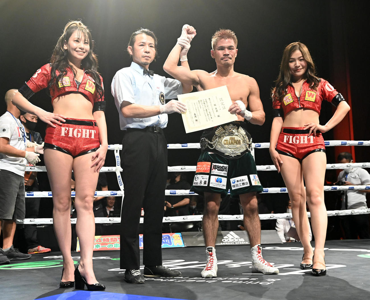 日本スーパーフェザー級タイトルマッチ　奈良井を破りタイトルを防衛した坂（撮影・前岡正明）