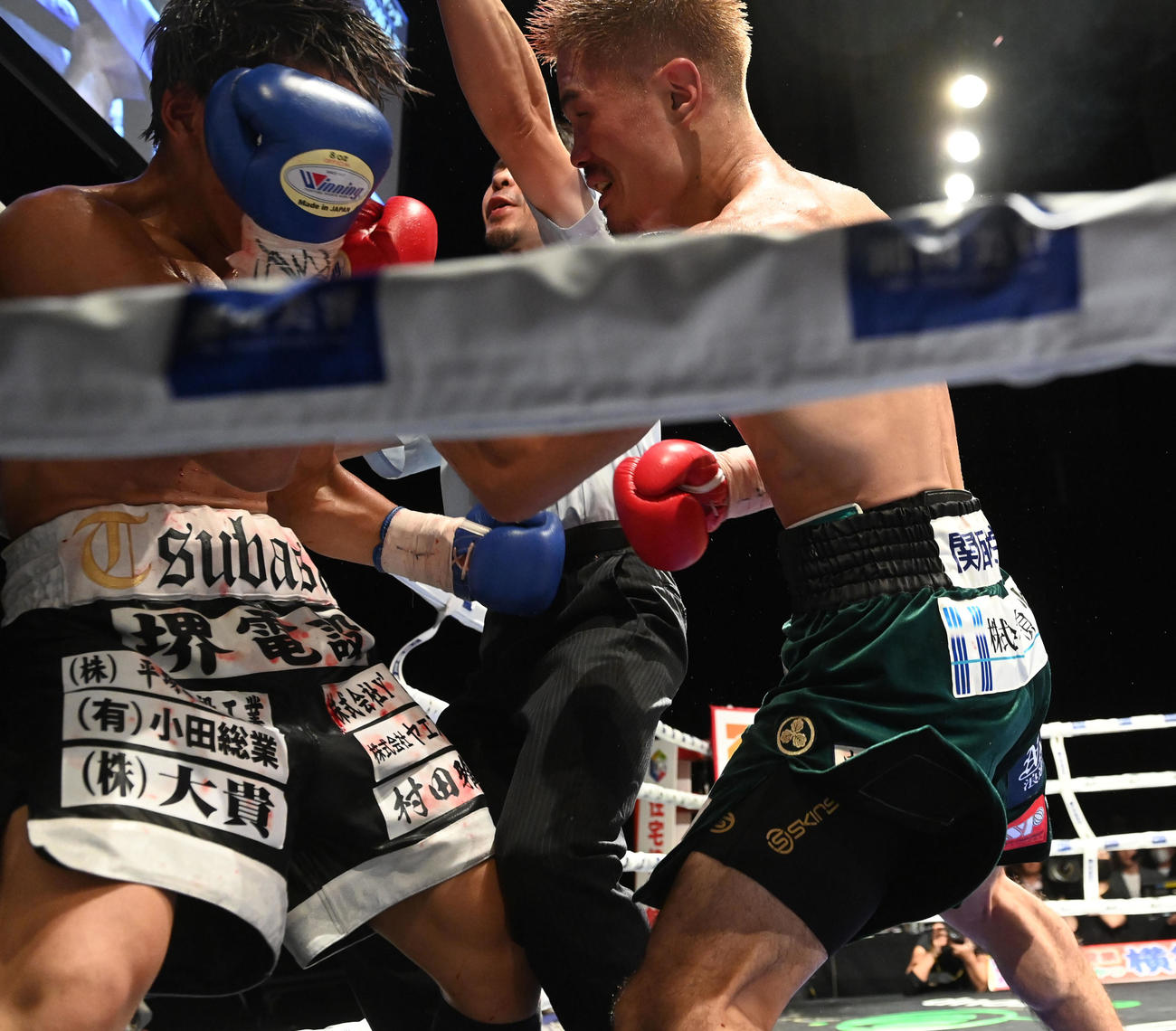 日本スーパーフェザー級タイトルマッチ　6回、レフェリーが試合を止め奈良井（左）を破りタイトルを防衛した坂（撮影・前岡正明）