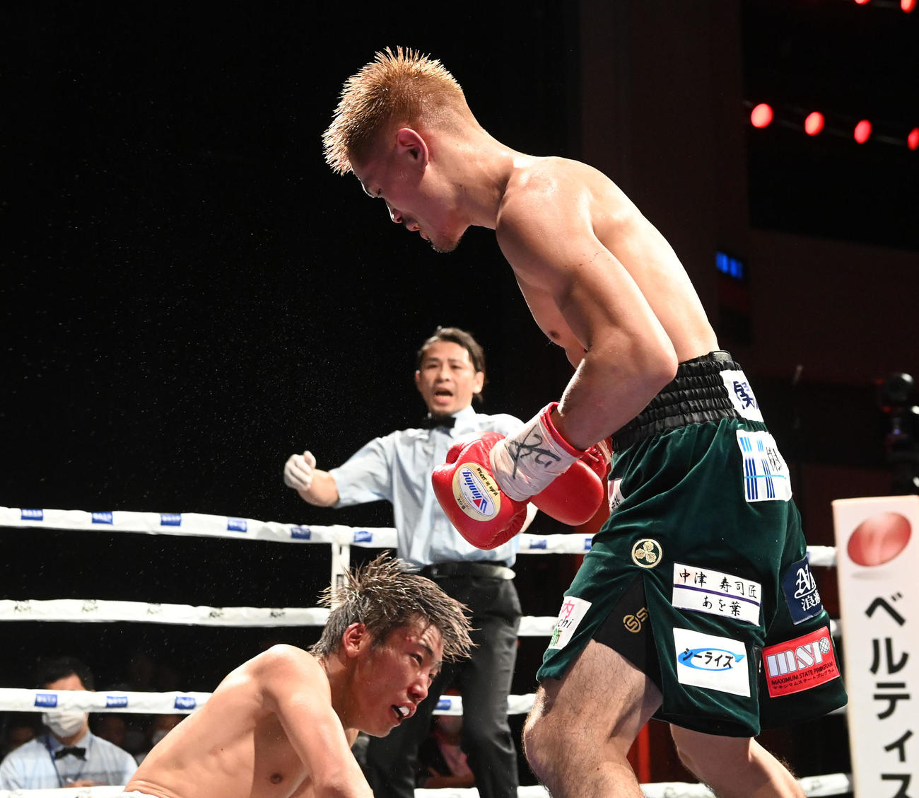 日本スーパーフェザー級タイトルマッチ　6回、右で奈良井（左）からダウンを奪う坂（撮影・前岡正明）