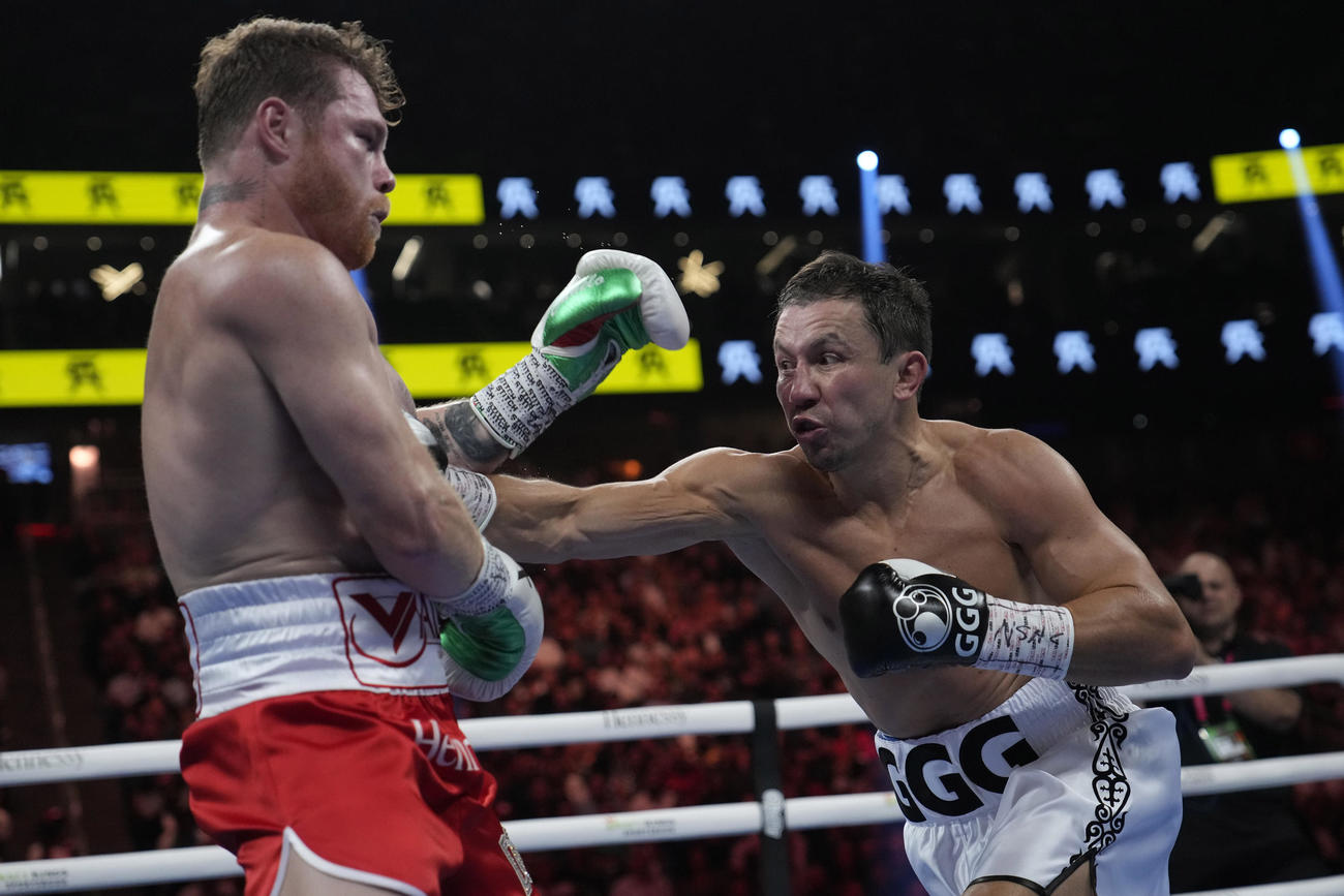 アルバレス（左）と対戦するゴロフキン（AP）