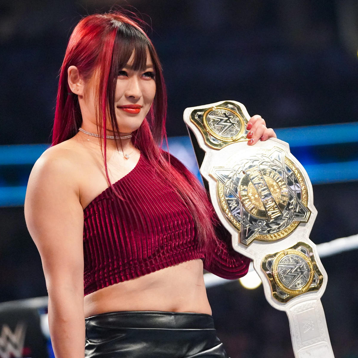 WWE女子タッグ王座ベルトを持って不敵な笑みを浮かべたイヨ・スカイ（C）2022 WWE, Inc. All Rights Reserved.