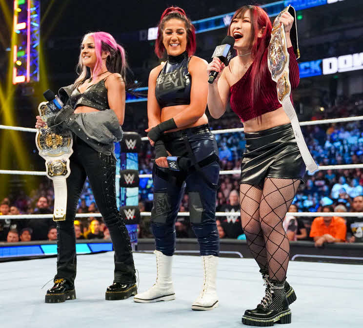 観客にWWE女子タッグ王座獲得を報告したイヨ・スカイ（右端）とダコタ・カイ（左端）。中央はベイリー（C）2022 WWE, Inc. All Rights Reserved.