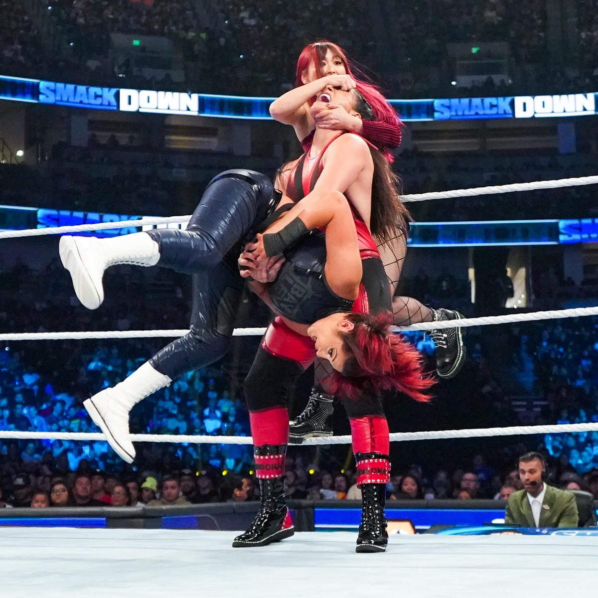 ベイリー（下）を持ち上げたラケル・ロドリゲス（中央）の顔をかきむしったイヨ・スカイ（C）2022 WWE, Inc. All Rights Reserved.