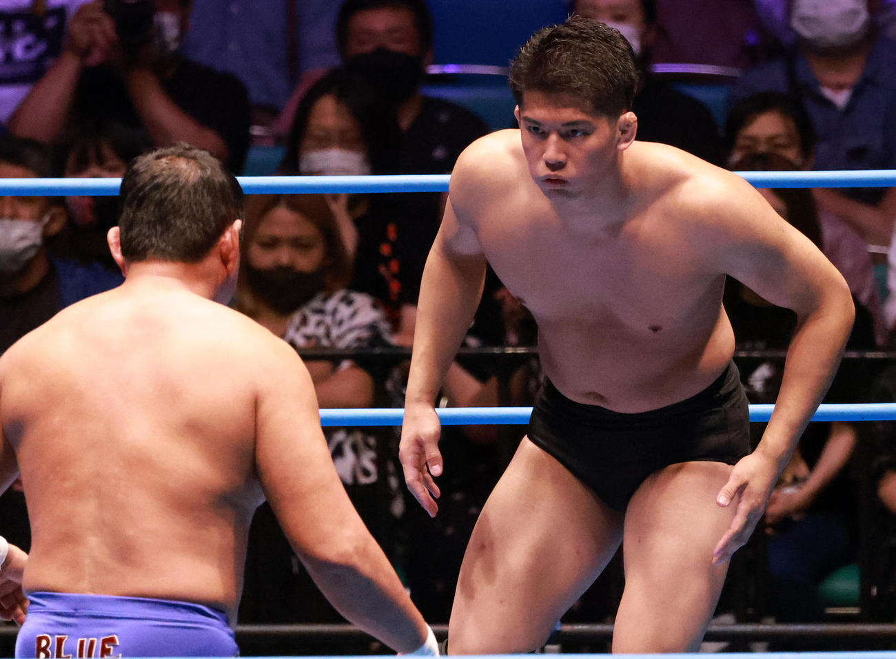 デビュー戦で永田（左）と対戦した安齊（撮影・中島郁夫）