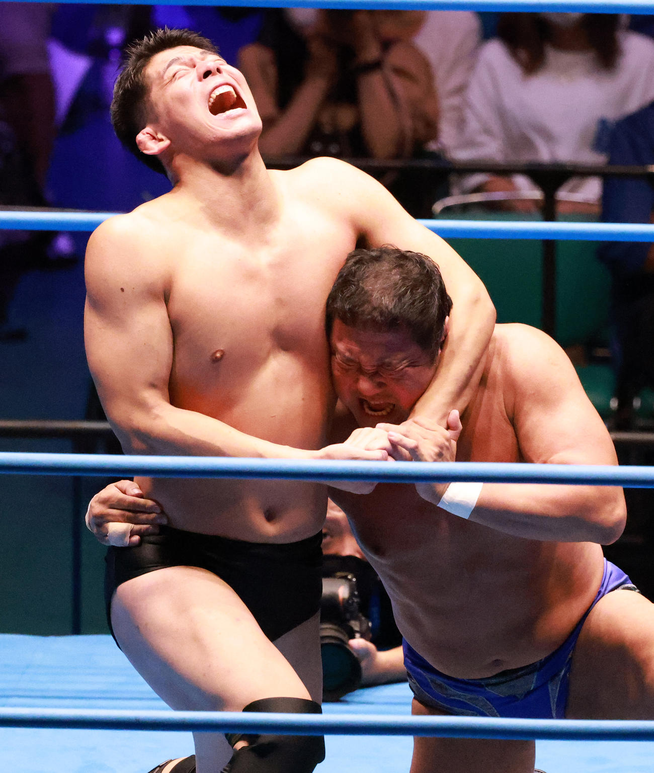デビュー戦で永田（右）にヘッドロックを仕掛ける安齊（撮影・中島郁夫）