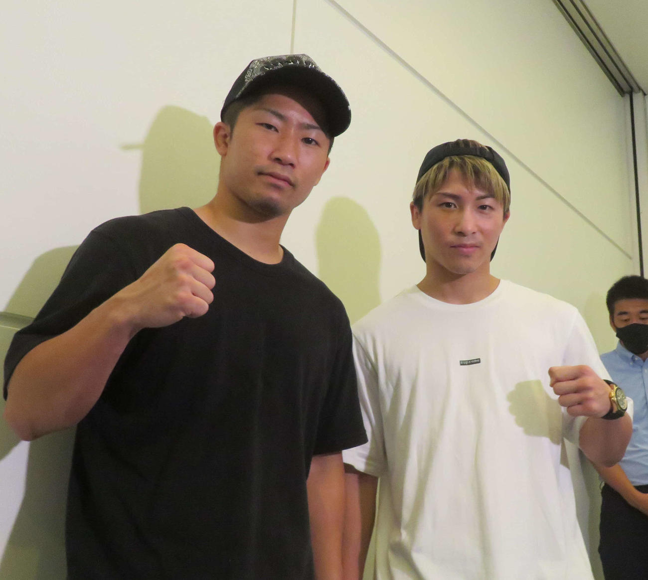 自身初となる米スパーリング合宿を終えて帰国したWBAスーパー、WBC、IBF世界バンタム級王者井上尚弥（右）と元WBC世界同級暫定王者の弟拓真