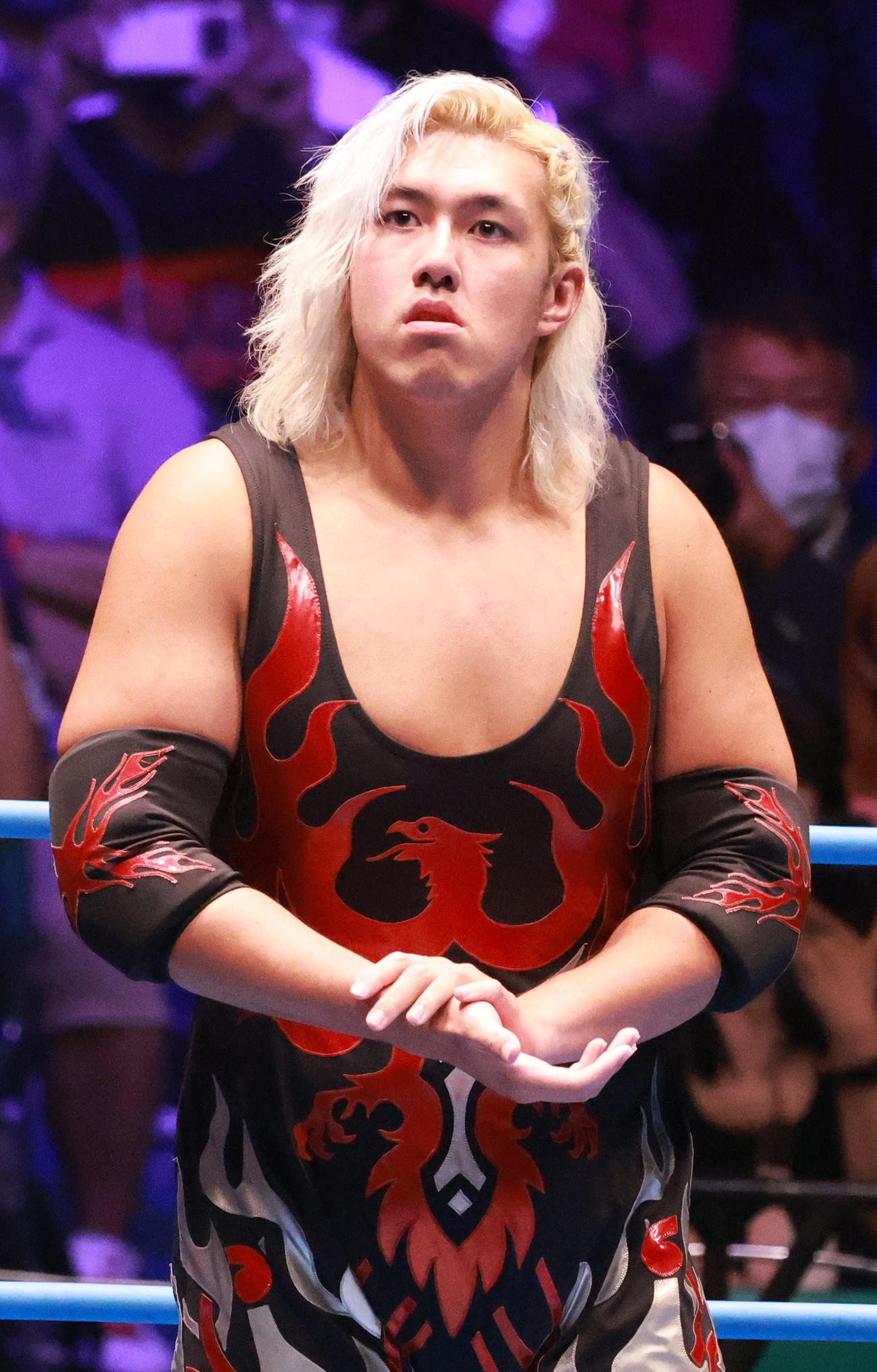 巨体を生かしたプロレスを披露した納谷幸男（撮影・中島郁夫）