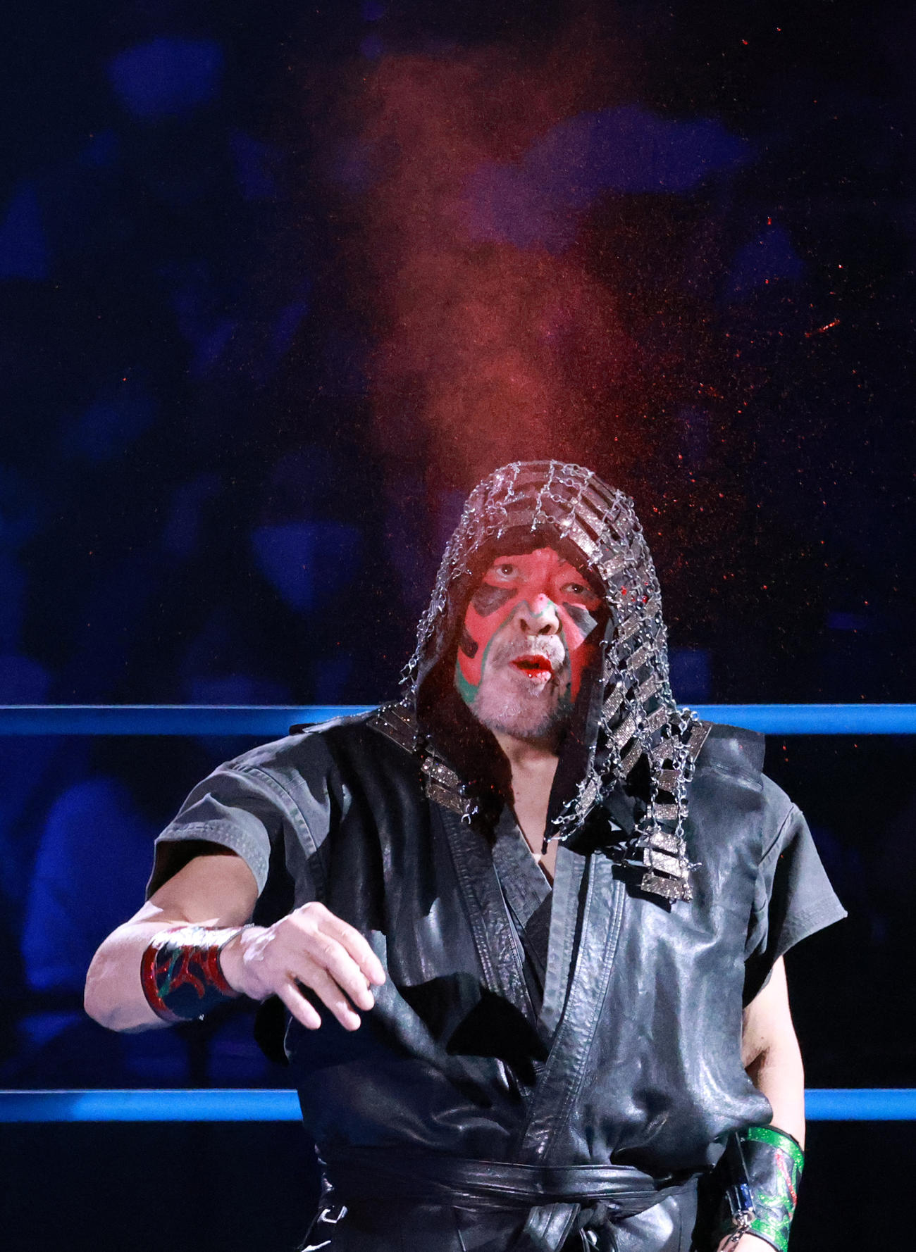 全日本プロレス50周年で赤い毒霧を披露するザ・グレート・カブキさん（撮影・中島郁夫）