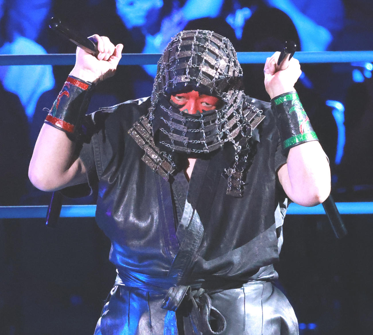 全日本プロレス50周年お祝いの舞として華麗なヌンチャクさばきを披露するザ・グレート・カブキさん（撮影・中島郁夫）