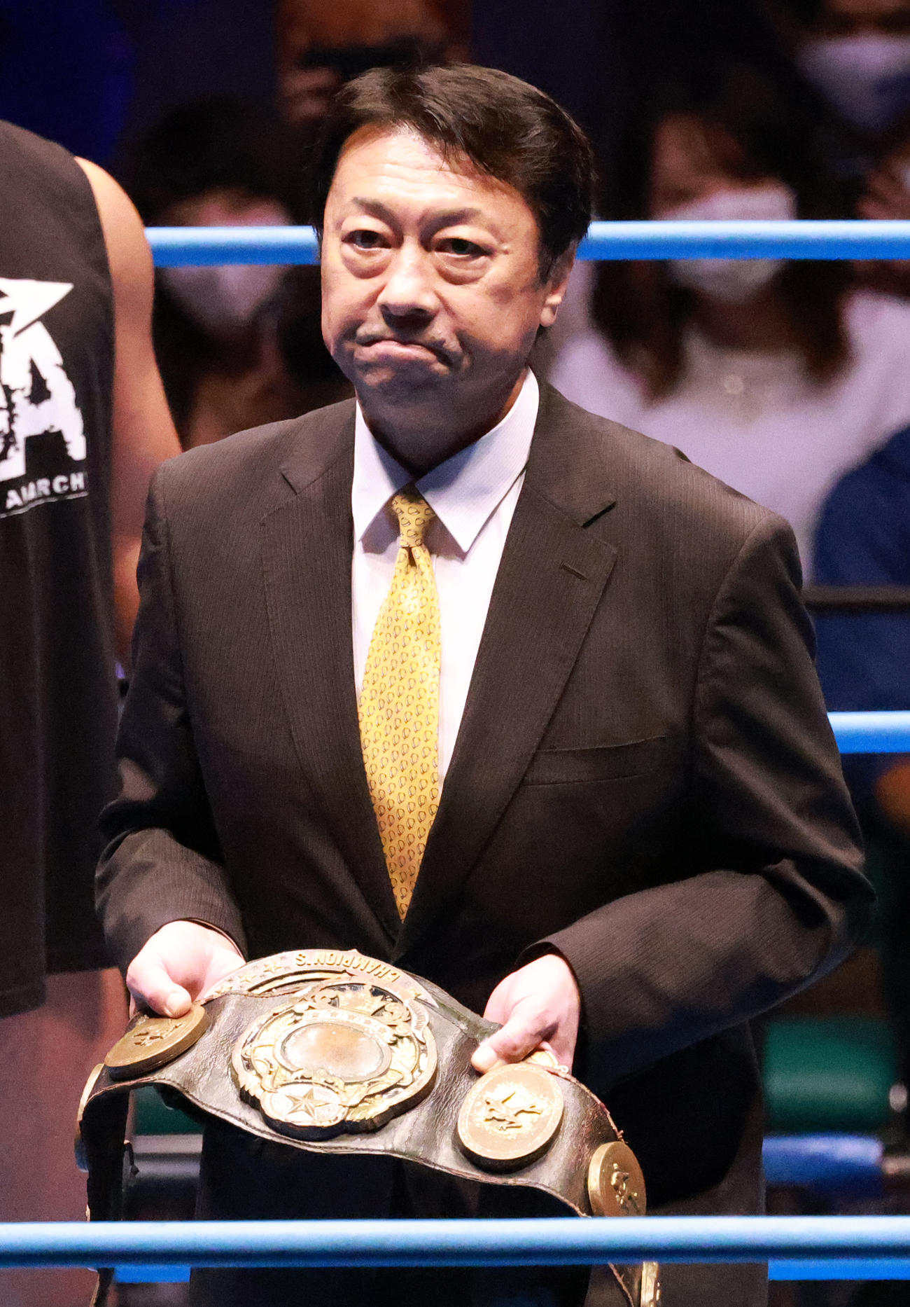 世界タッグ選手権のベルトを手に笑顔の川田利明氏（撮影・中島郁夫）