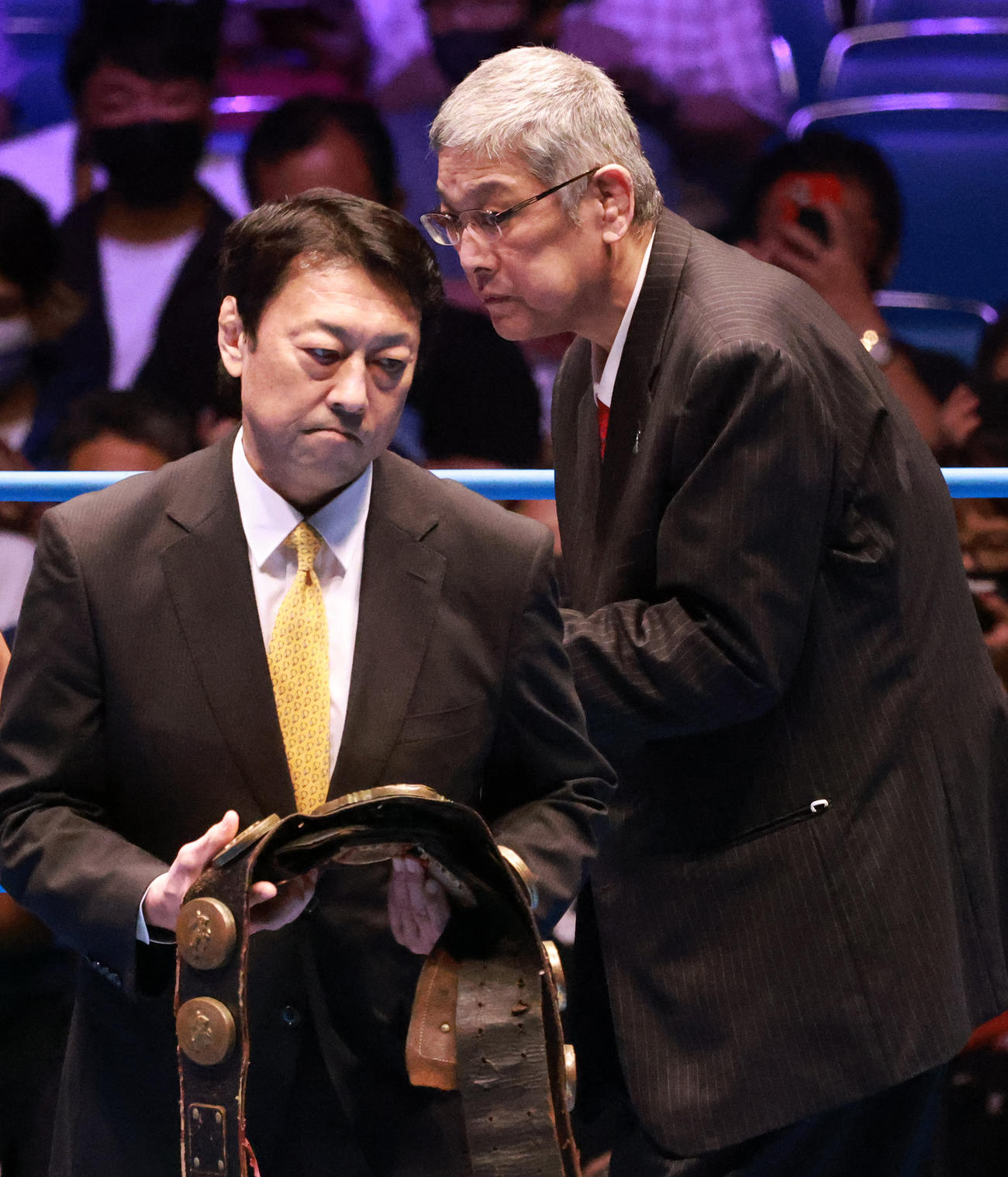 世界タッグ選手権試合の特別立会人を務める川田利明氏（左）と田上明氏（撮影・中島郁夫）