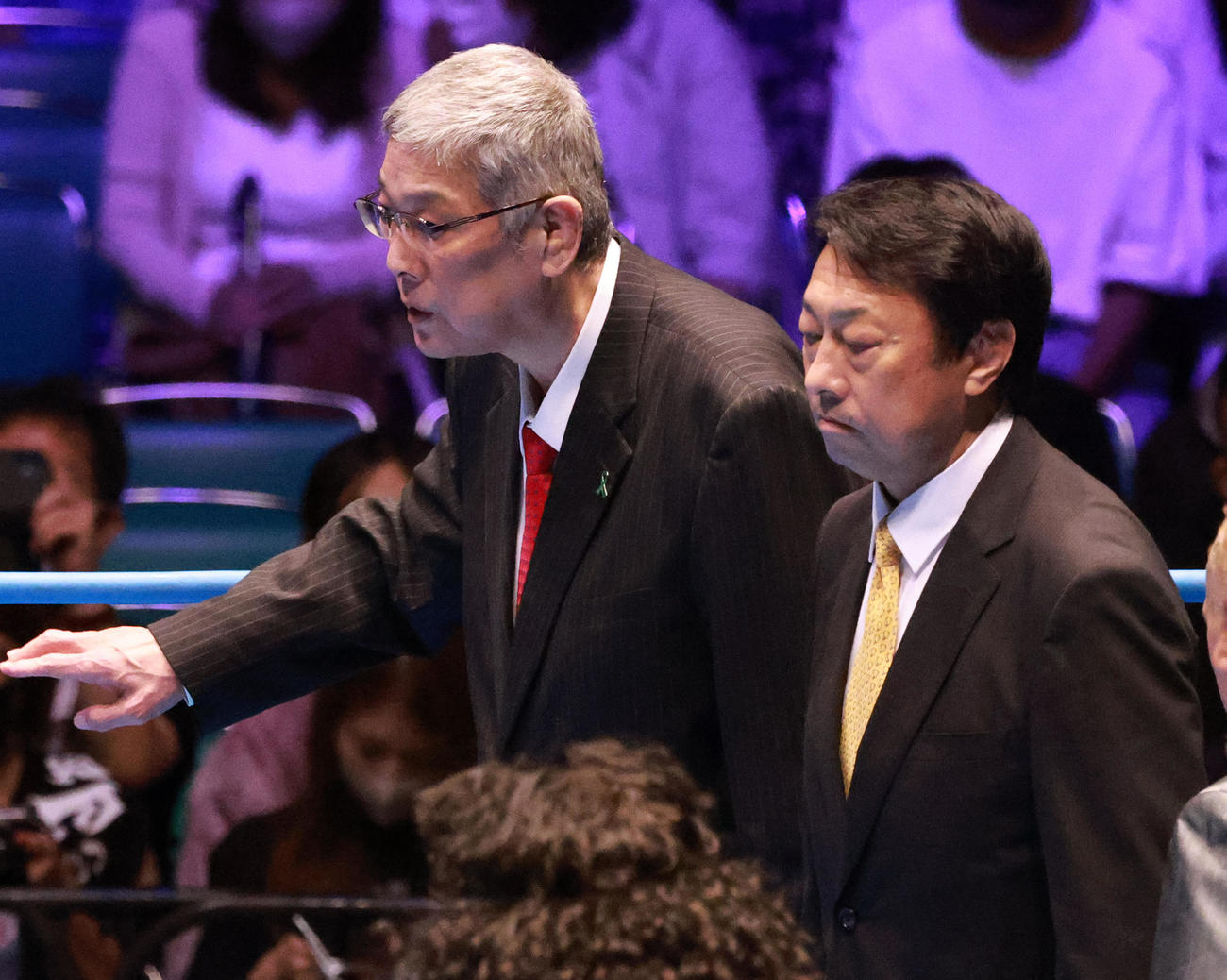 世界タッグ選手権試合の特別立会人を務める川田利明氏（右）と田上明氏（撮影・中島郁夫）