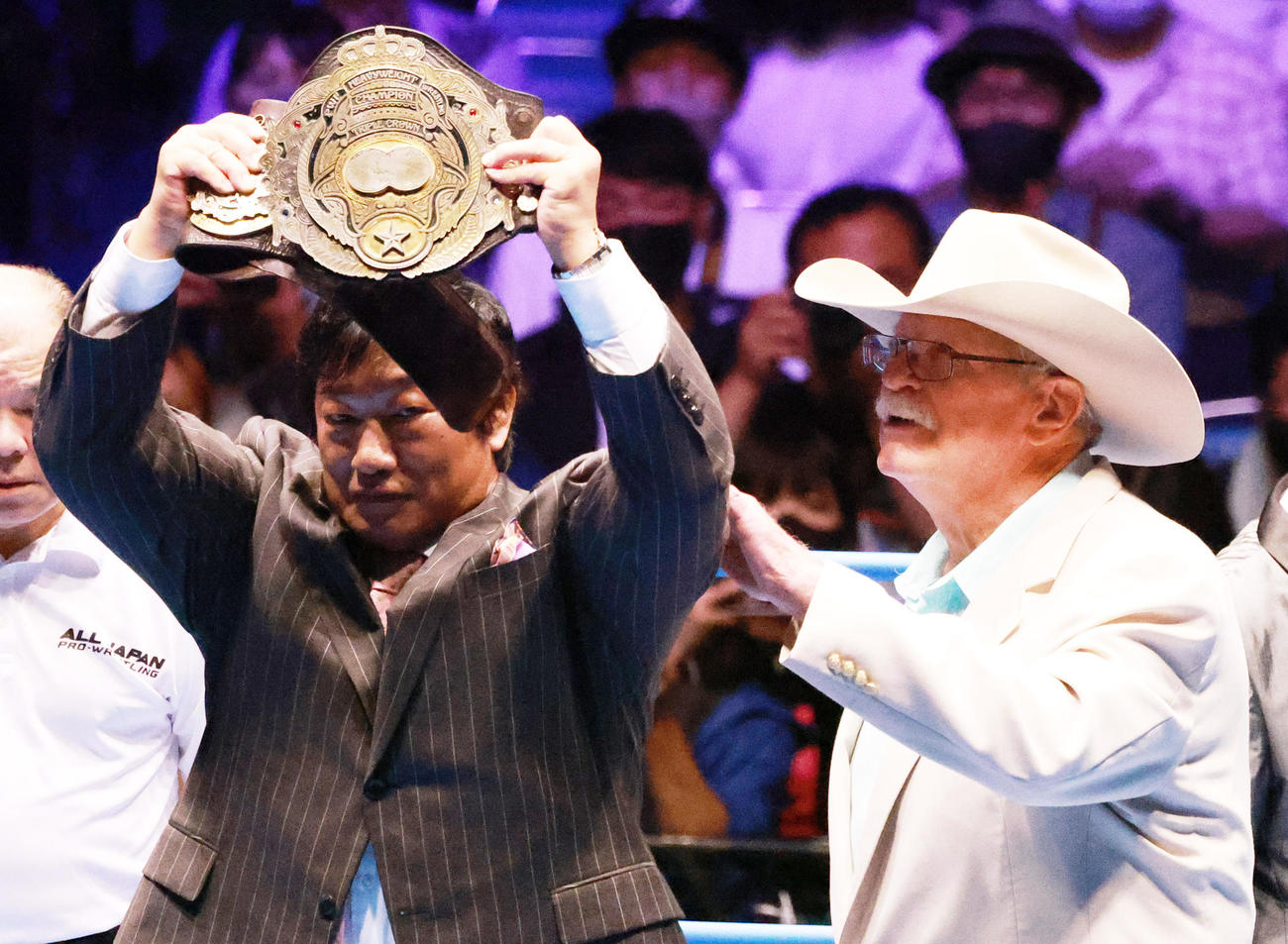 三冠ヘビー級選手権試合立会人の小橋建太氏（左）とスタン・ハンセン氏（撮影・中島郁夫）