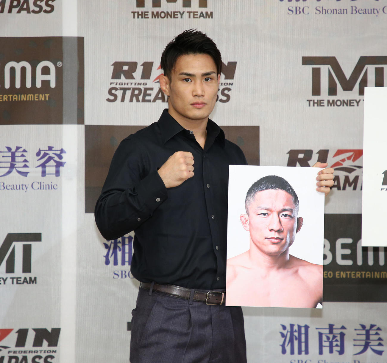RIZIN38追加対戦カード発表記者会見でポーズを決める金太郎（2022年9月6日撮影）
