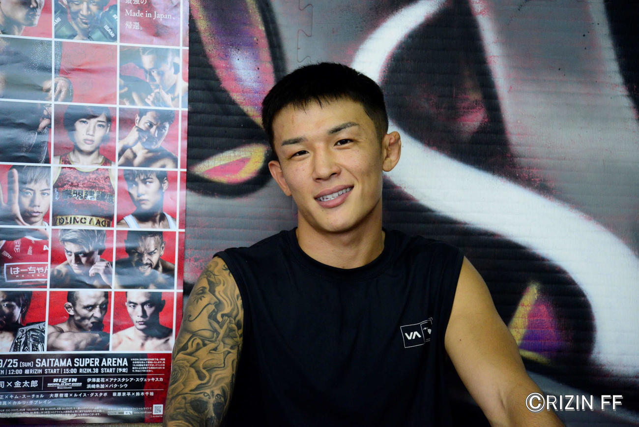 練習を公開し、笑顔で取材に応じる萩原（提供・RIZIN）