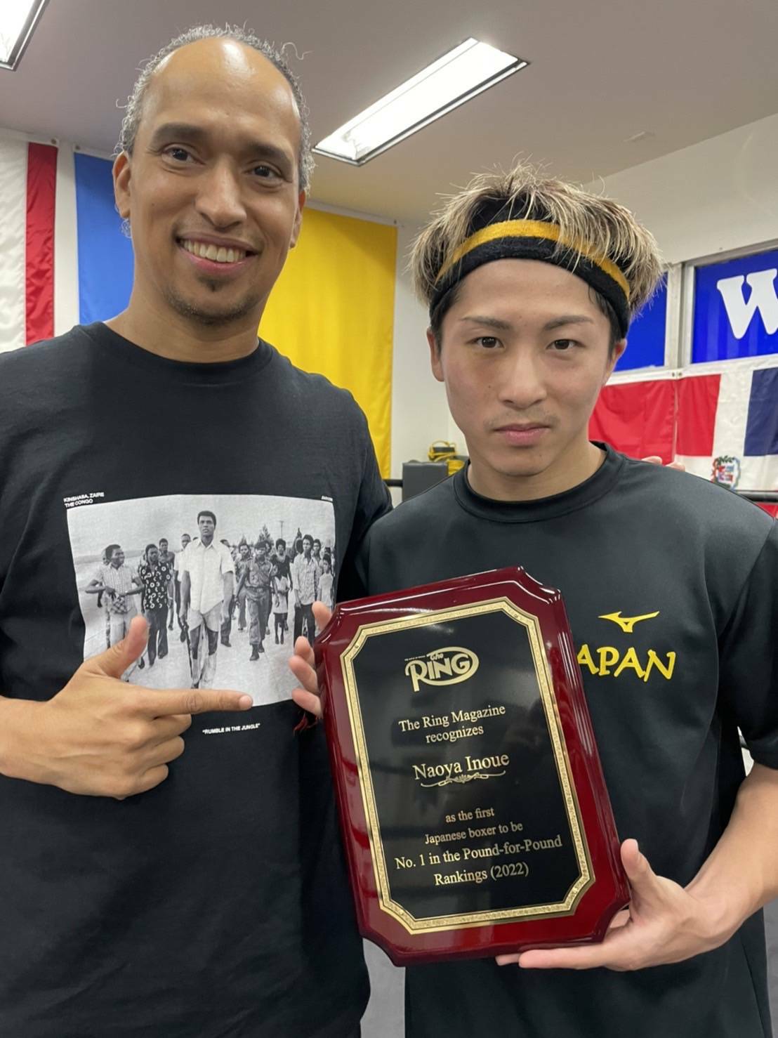 米老舗専門誌ザ・リングのダグラス・フィッシャー編集長（左）から日本人初のパウンド・フォー・パウンド1位の記念盾を贈られた井上尚弥（大橋ジム提供）