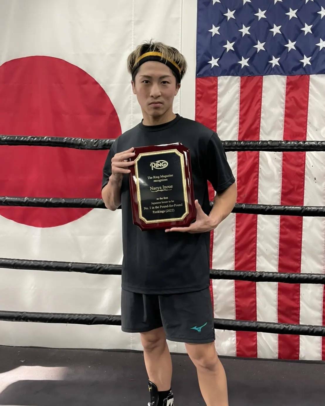 老舗専門誌ザ・リングから贈られた日本人初のパウンド・フォー・パウンド1位の記念盾を持つ井上尚弥（大橋ジム提供）