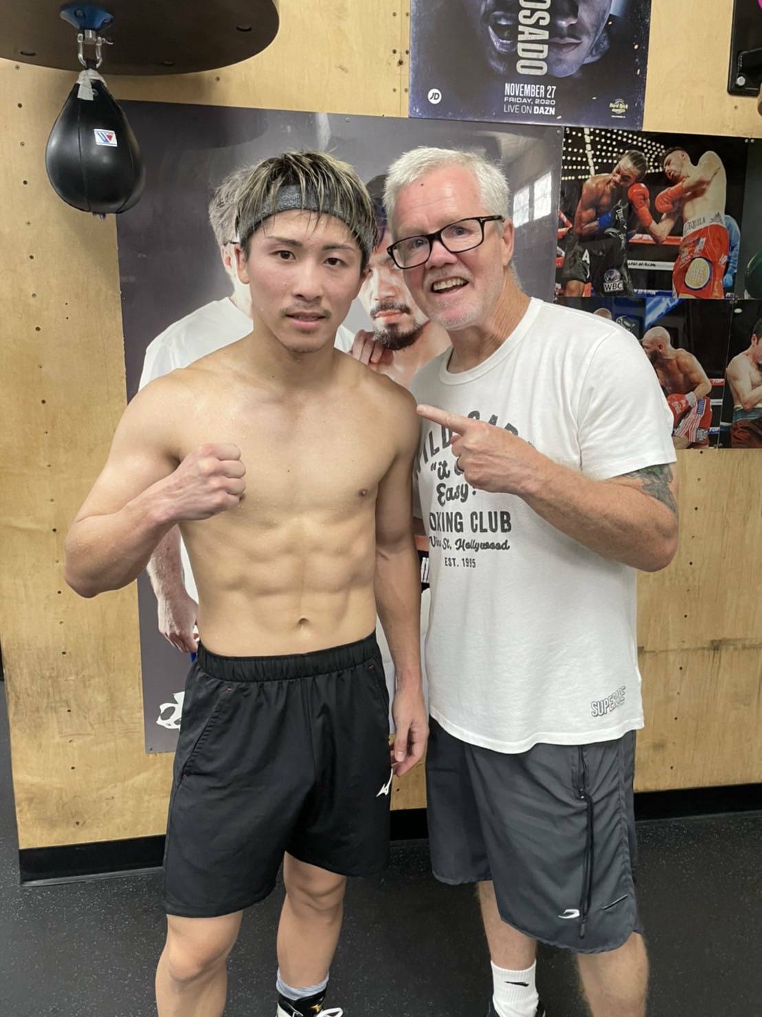 元世界6階級制覇王者マニー・パッキャオを指導したフレディ・ローチ・トレーナー（右）と対面した井上尚弥（大橋ジム提供）