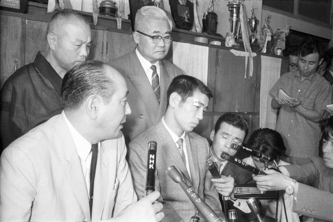 10月に世界戦を控える中、突然の引退を表明した矢尾板貞雄さん（1962年撮影）