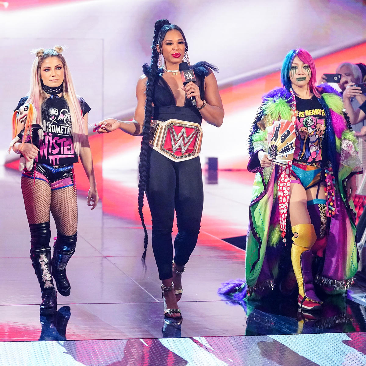 イヨ・スカイら敵対する3人の前に姿をみせたアスカ（右端）、ビアンカ・ブレア（中央）、アレクサ・ブリス（C）2022 WWE, Inc. All Rights Reserved
