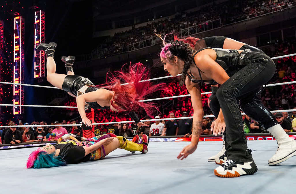 イヨ・スカイ（左上）の連係のスワンダイブ式月面水爆を浴びたアスカ（左下）（C）2022 WWE, Inc. All Rights Reserved