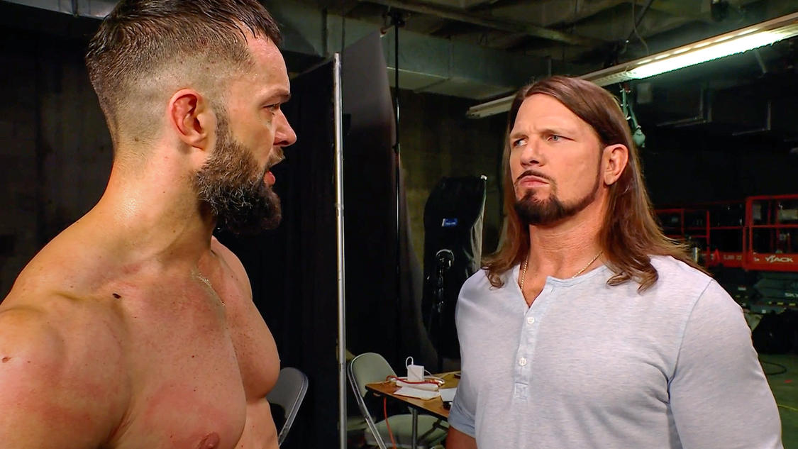 AJスタイルズ（右）を自らのユニット「ザ・ジャッジメント・デイ」に勧誘するフィン・ベイラー（C）2022 WWE, Inc. All Rights Reserved