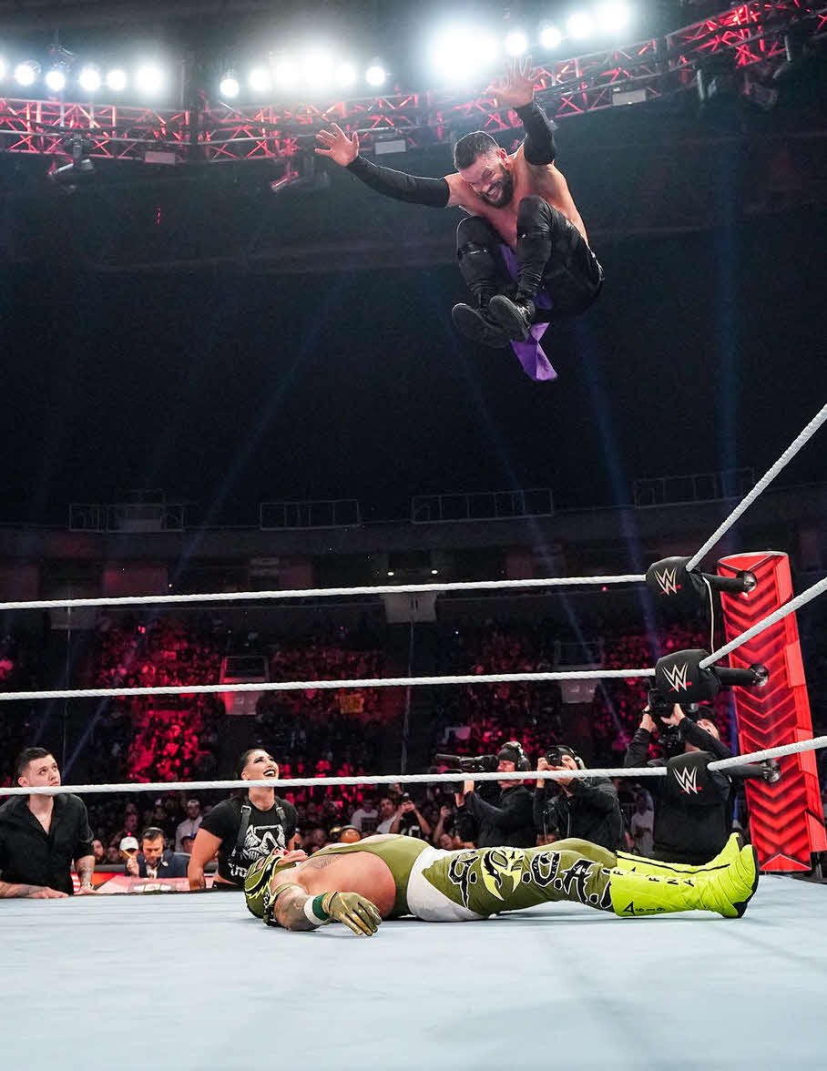 レイ・ミステリオJr．（下）にクー・デ・グラを浴びせたフィン・ベイラー（C）2022 WWE, Inc. All Rights Reserved