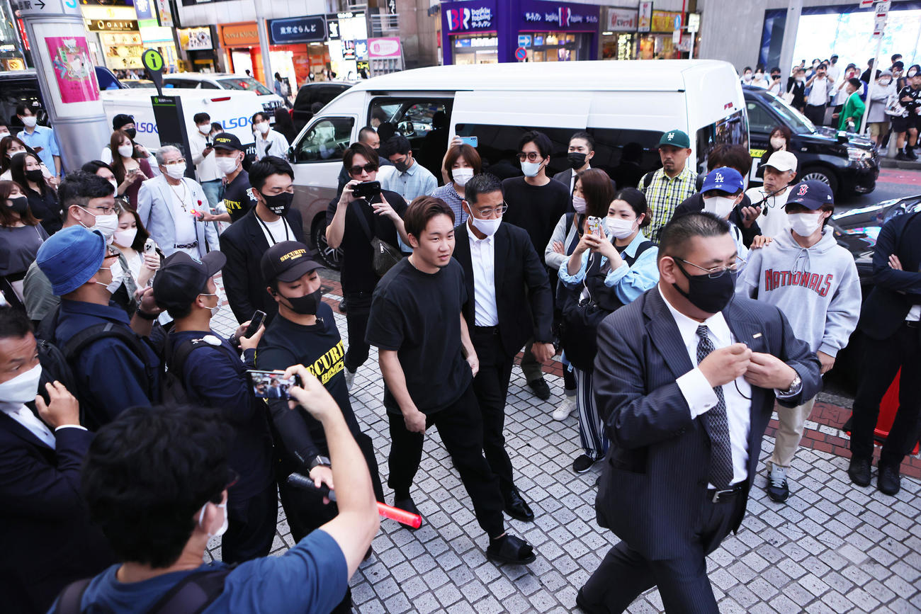 大勢の人たちの注目を集めながら、渋谷での会見に臨む朝倉（中央）（撮影・足立雅史）