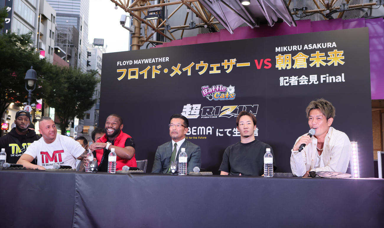 会見に臨んだ、左2人目からジジ、メイウェザー、RIZIN榊原CEO、朝倉、皇治（撮影・足立雅史）