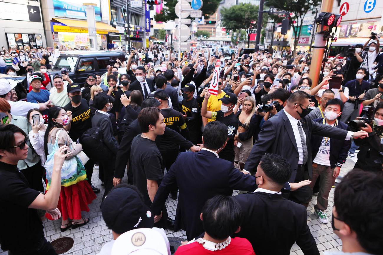 大勢の人たちの注目を集めながら、渋谷での会見に臨む朝倉（中央左）（撮影・足立雅史）