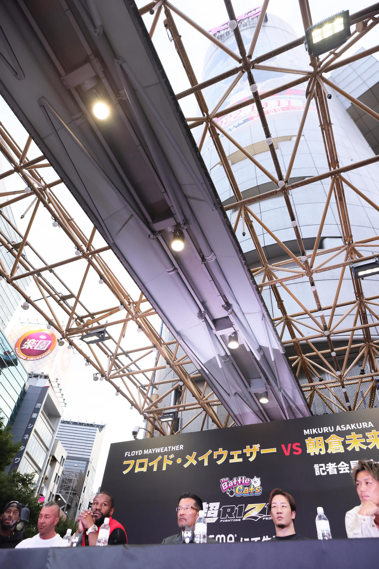 渋谷109前の特設ステージで会見に臨んだ朝倉（右から2人目）とメイウェザー（左から2人目）ら（撮影・足立雅史）