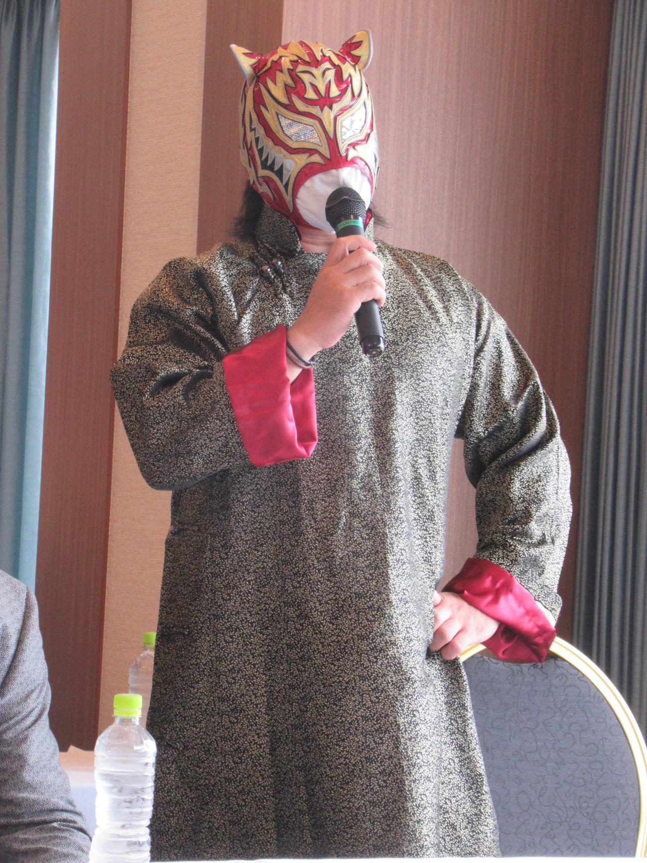 「天王山2022」記者会見で、マイクを握るタイガースマスク（撮影・益田一弘）