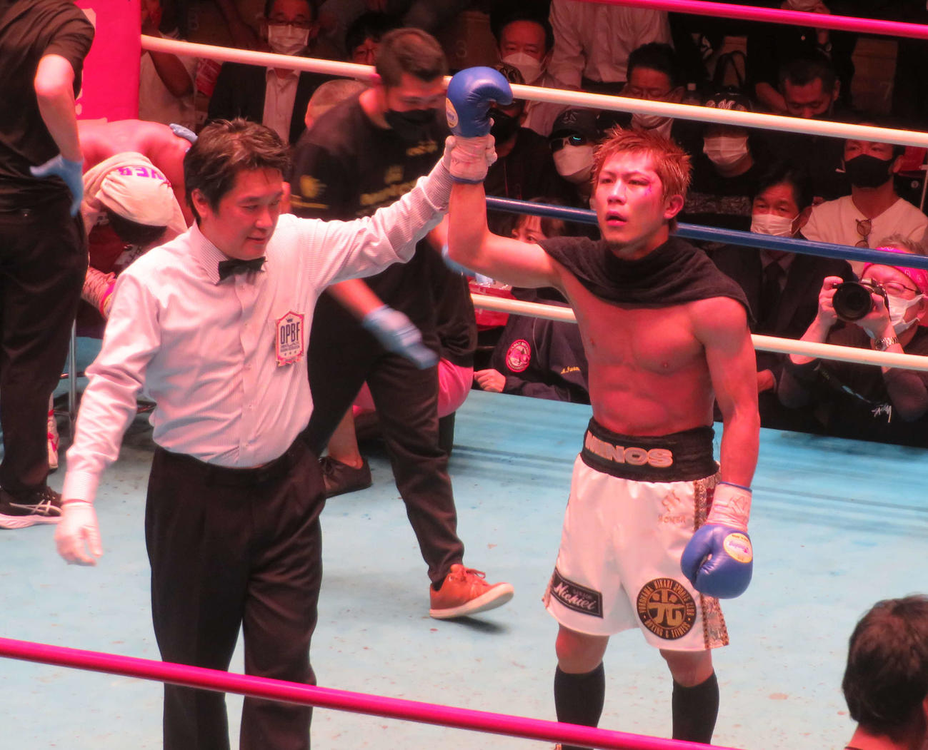 東洋太平洋バンタム級王座を獲得し、勝ち名乗りを受ける新王者千葉開（右）