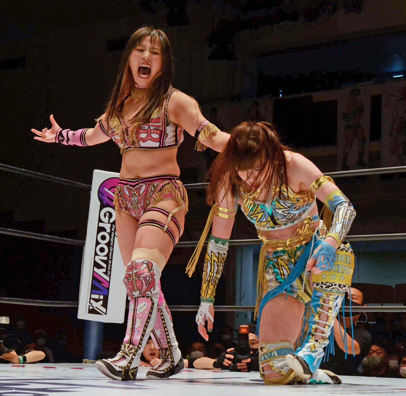 上谷沙弥の髪をつかみ、雄叫びを上げる白川未奈（撮影・松熊洋介）