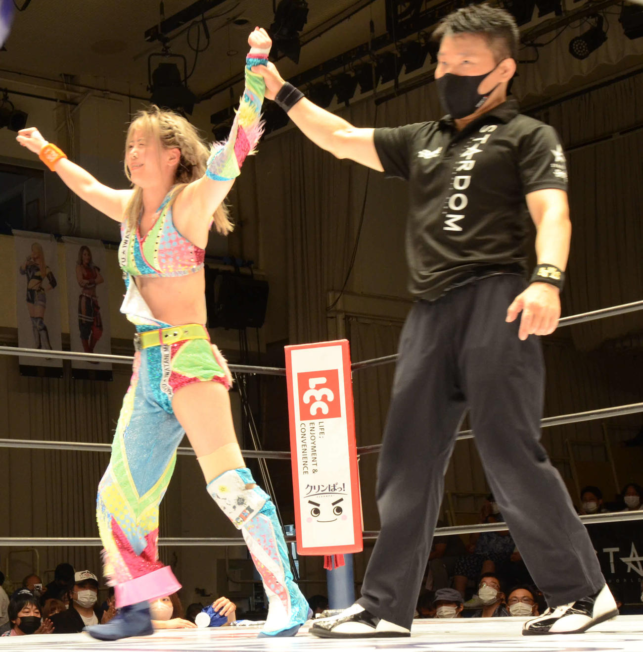 スターダム後楽園大会　葉月に勝利し、勝ち名乗りを受ける岩谷麻優（撮影・松熊洋介）