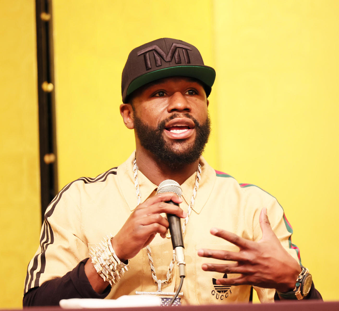 会見に臨むメイウェザー（撮影・足立雅史）