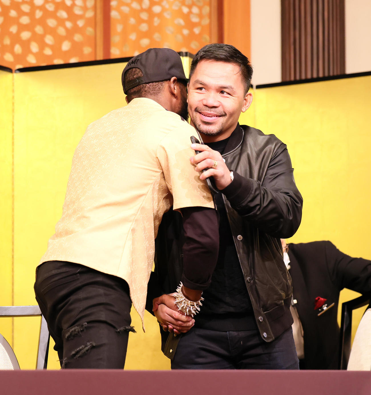 メイウェザー（左）と握手を交わすパッキャオ（撮影・足立雅史）