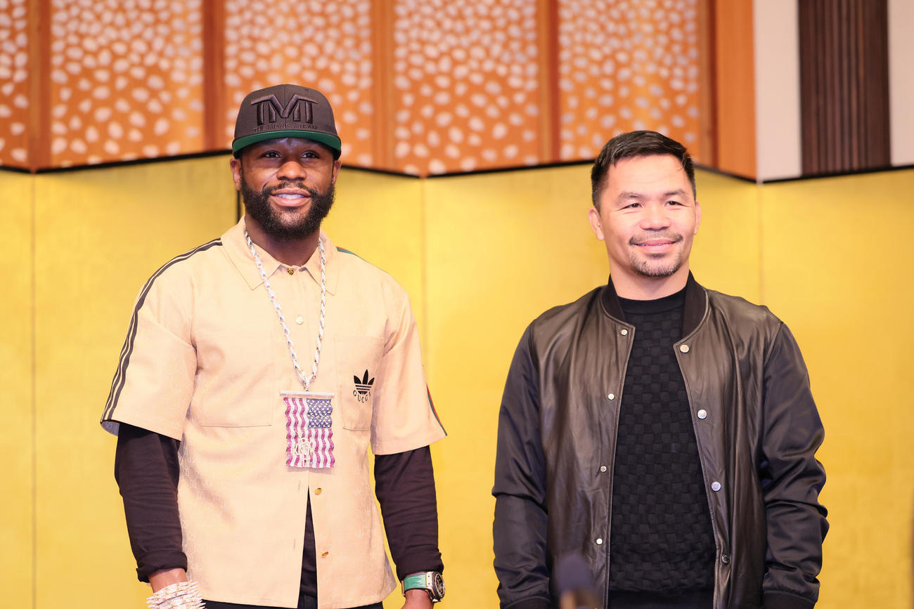 記念撮影に臨むメイウェザー（左）とパッキャオ（撮影・足立雅史）