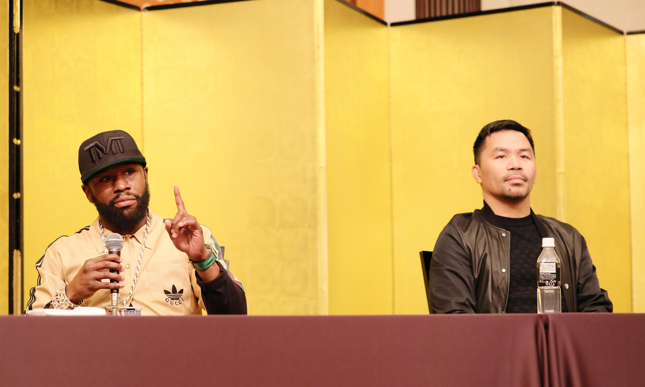 会見に臨むメイウェザー（左）とパッキャオ（撮影・足立雅史）