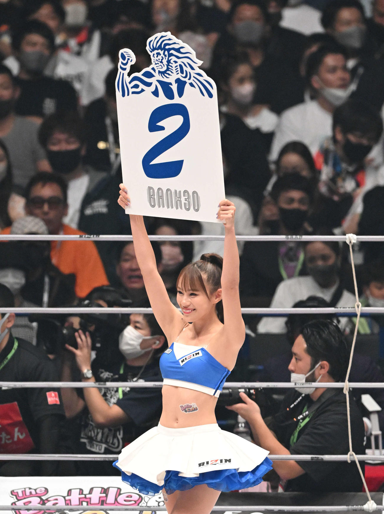 ラウンドを伝えるRIZINガールの加奈（撮影・滝沢徹郎）