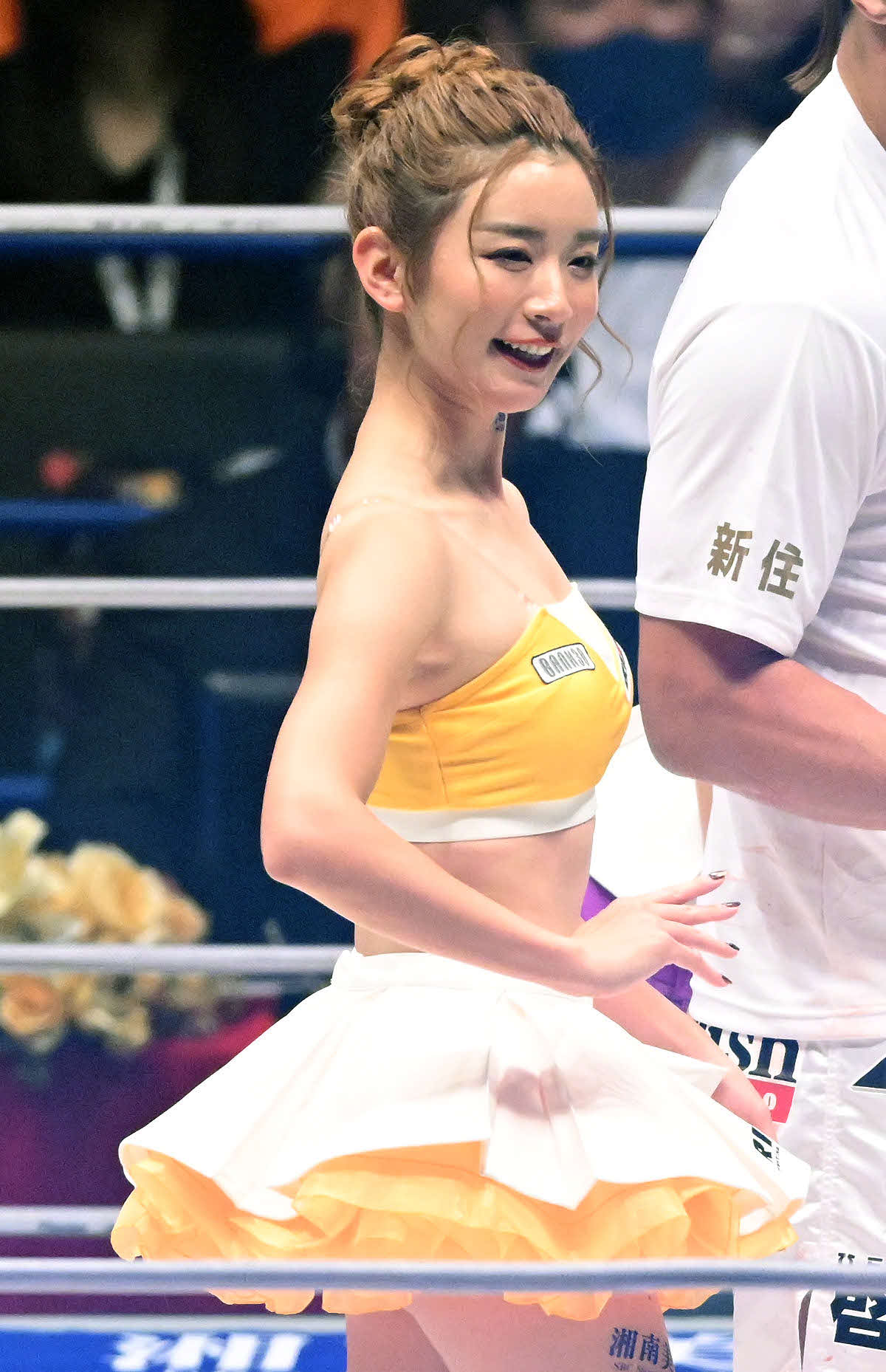 リングを彩るRIZINガールの山口梓（撮影・滝沢徹郎）