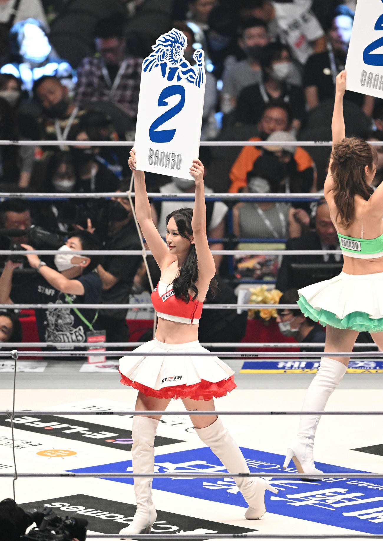 ラウンドを伝えるRIZINガールの福江ななか（撮影・滝沢徹郎）