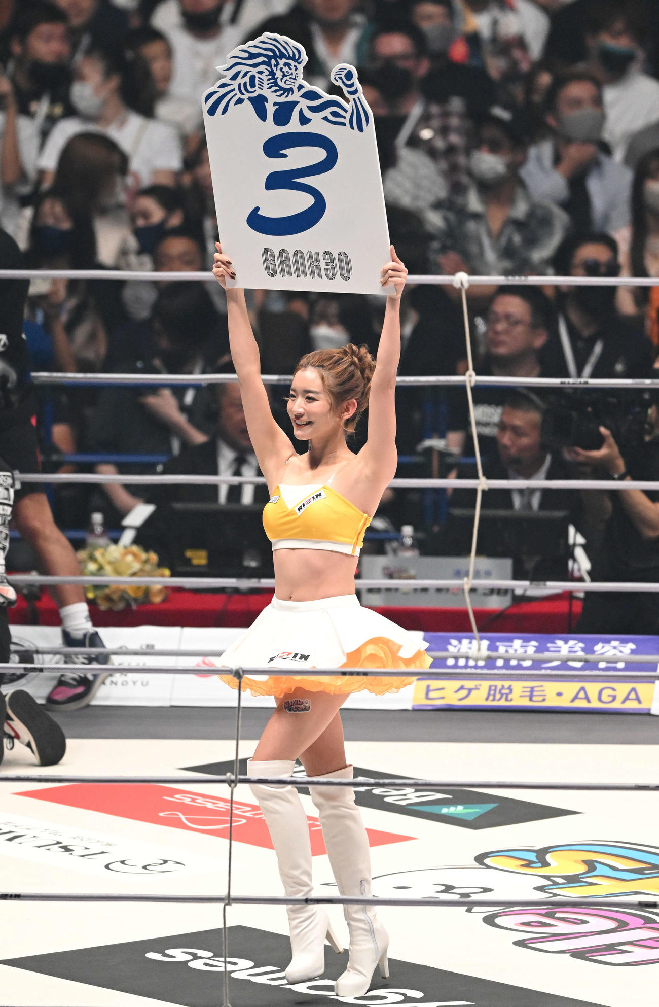 ラウンドを伝えるRIZINガールの山口梓（撮影・滝沢徹郎）