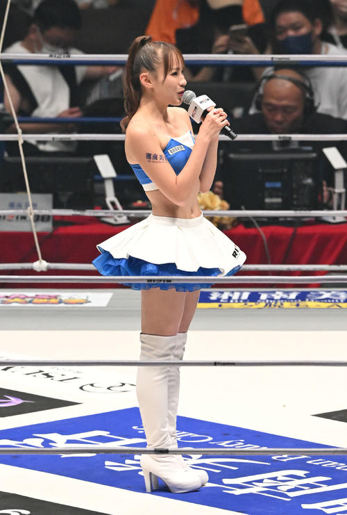 あいさつするRIZINガールの加奈（撮影・滝沢徹郎）