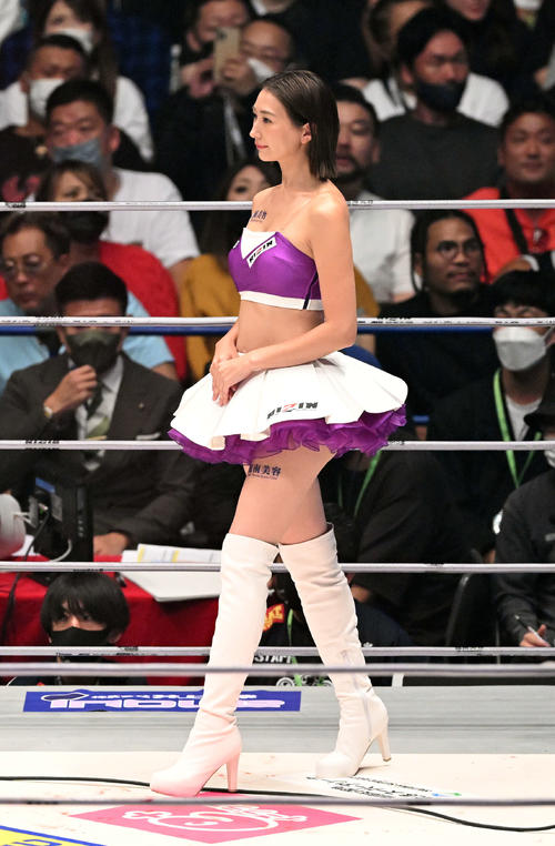 リングを彩るRIZINガールの鞠奈（撮影・滝沢徹郎）