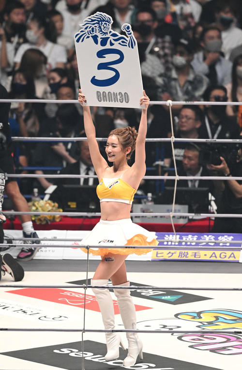 ラウンドを伝えるRIZINガールの山口梓（撮影・滝沢徹郎）